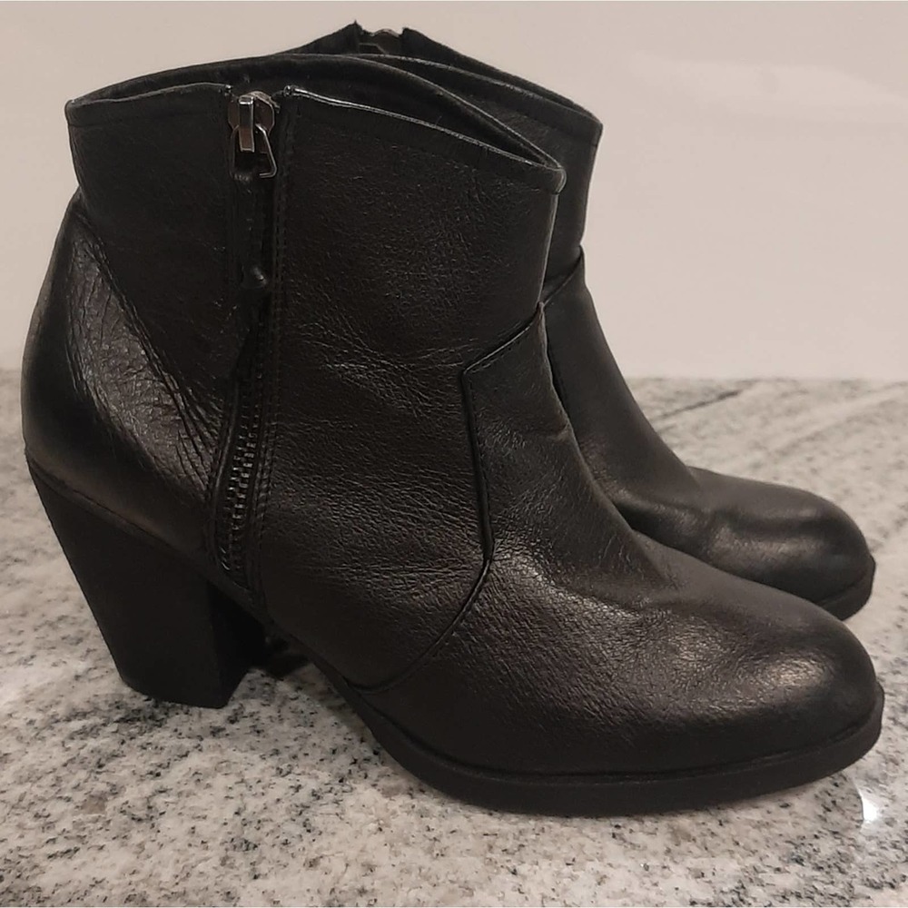 STEVE MADDEN "Reflekt" Black leather Western style booties SIZE 8